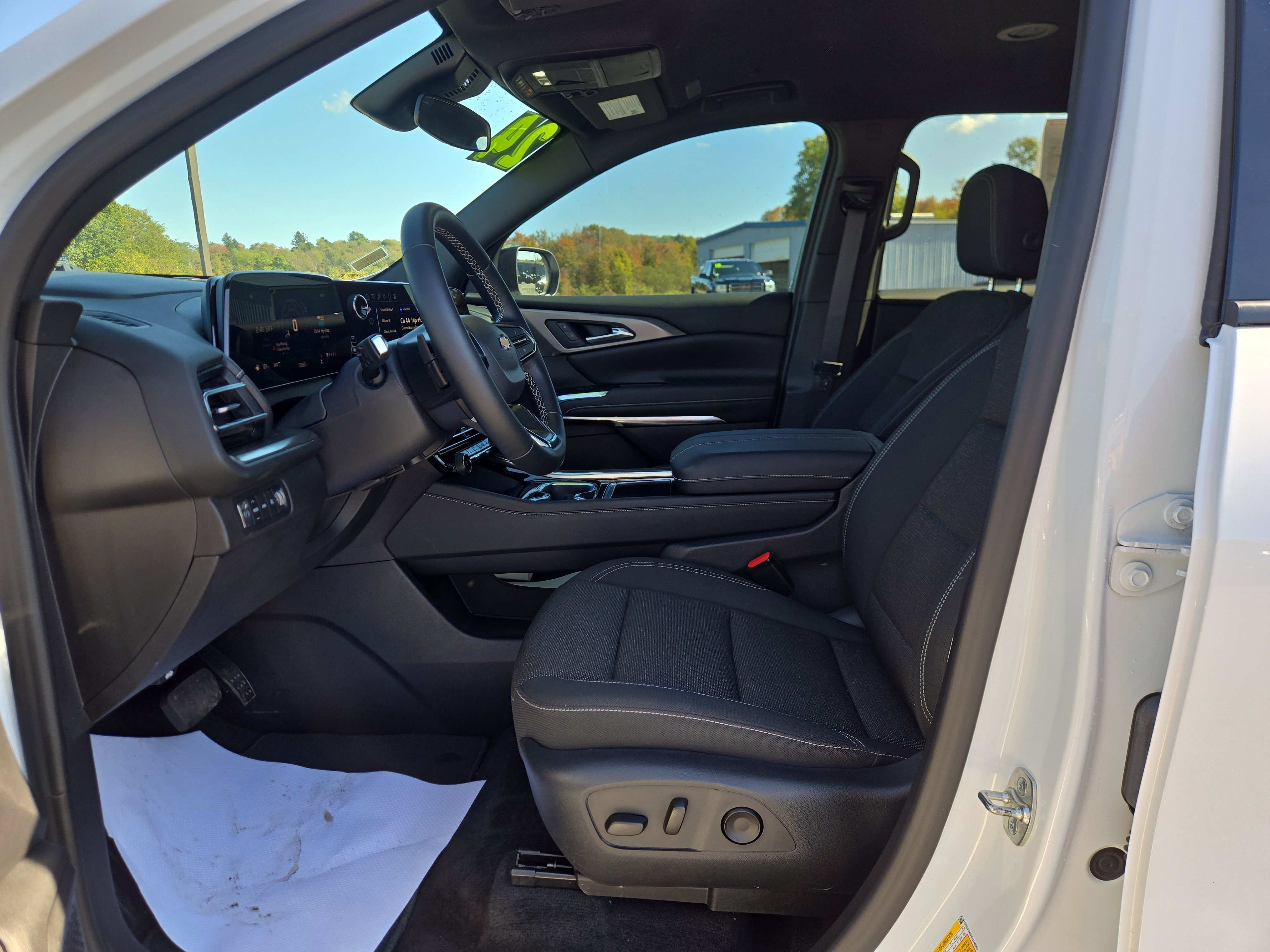 Used 2024 Chevrolet Traverse LT image 12