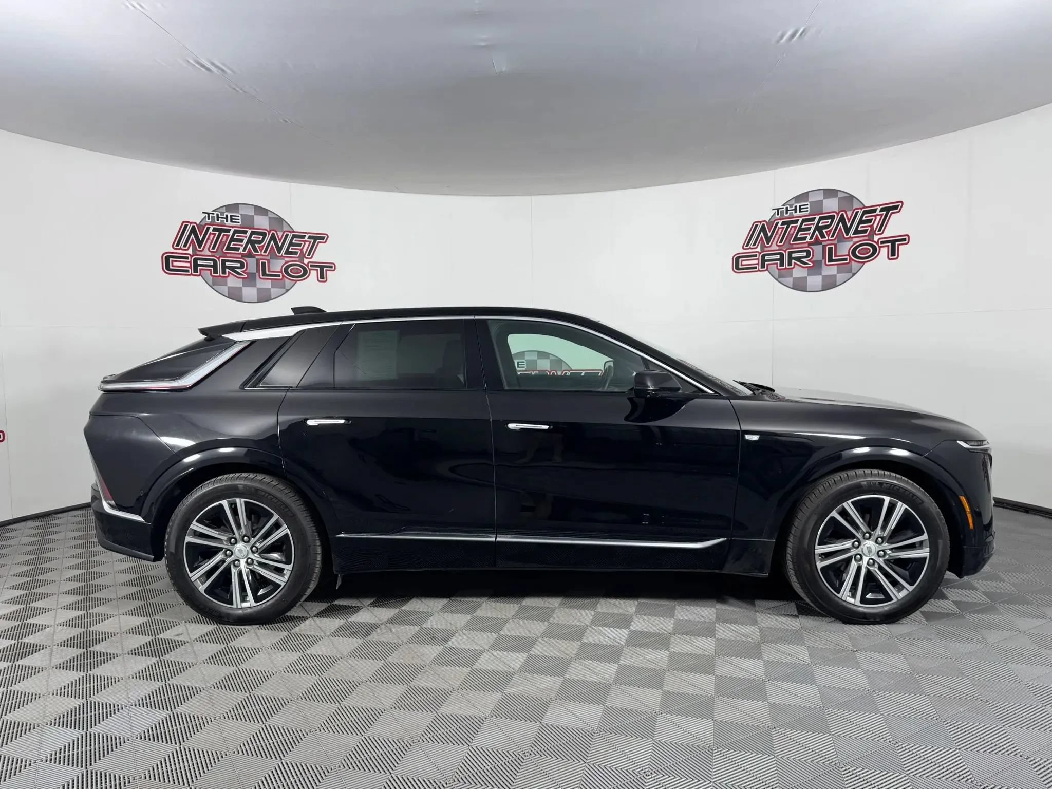 Used 2024 Cadillac Lyriq Luxury w/ LPO, Floor Liner Package AWD/4WD image 8