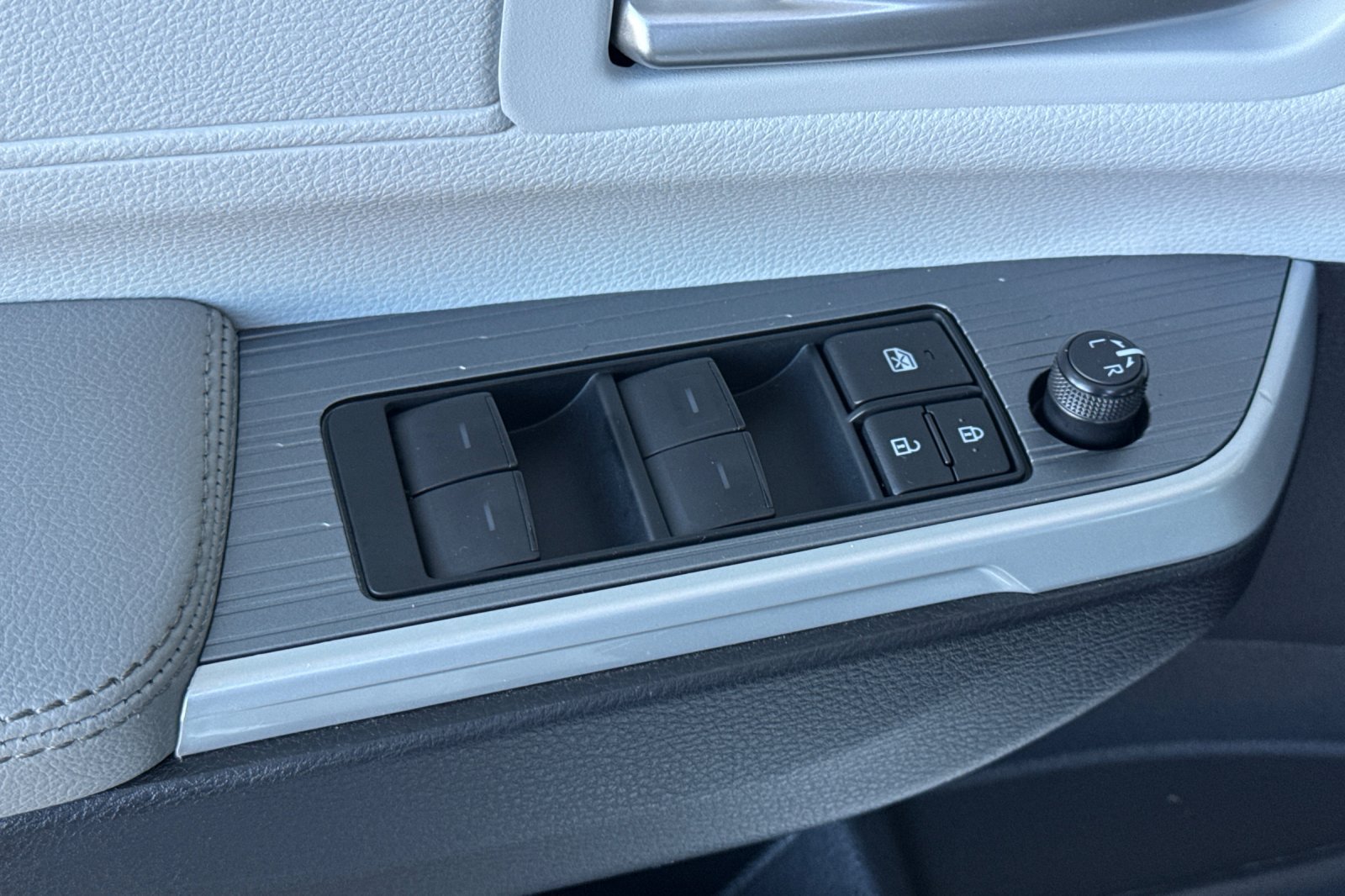 Used 2025 Toyota Sienna XLE FWD image 18
