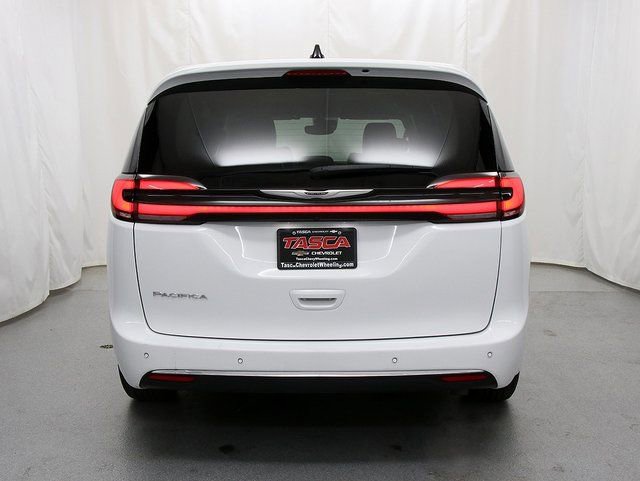 Used 2024 Chrysler Pacifica Touring-L image 6