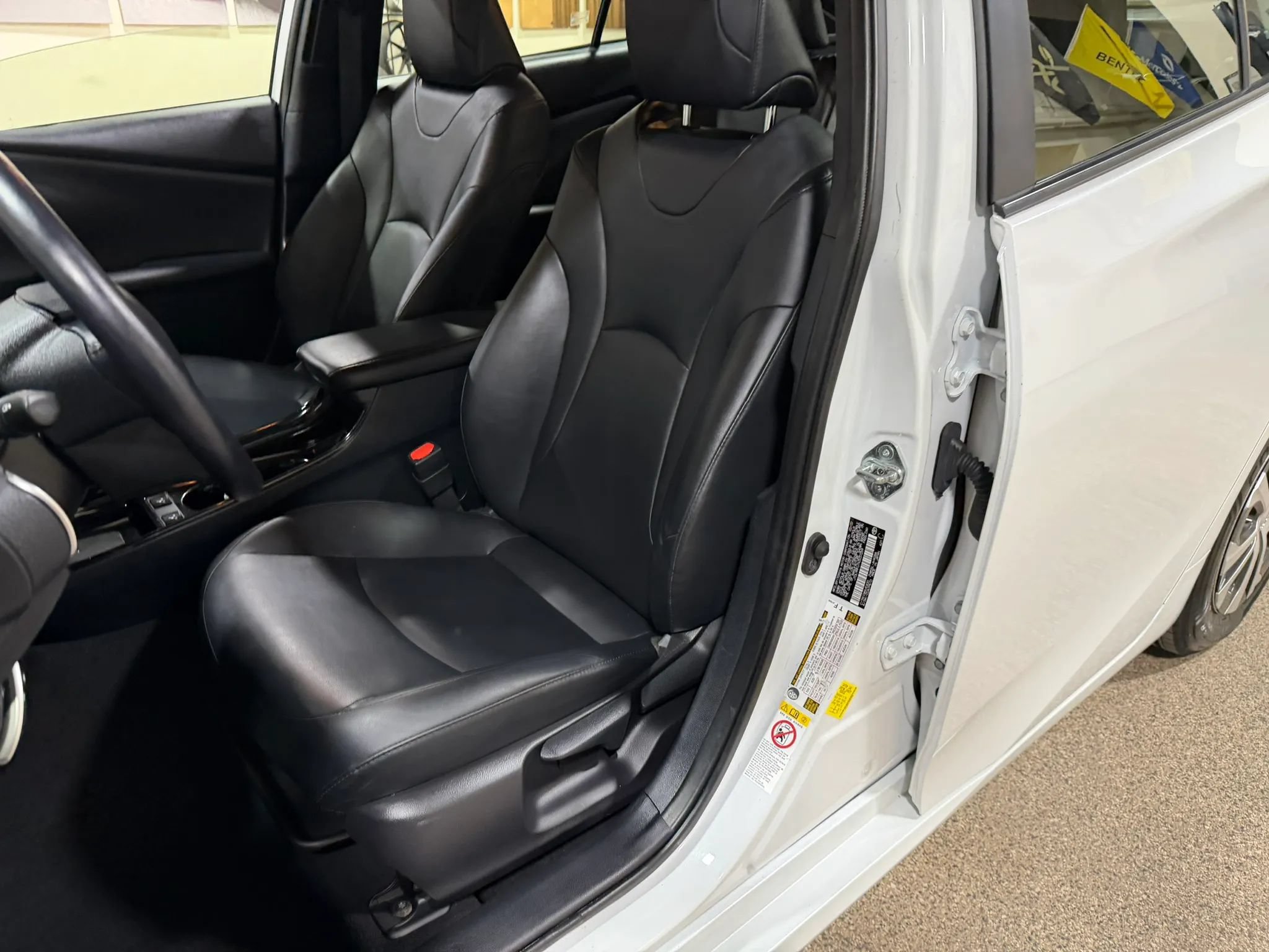 Used 2022 Toyota Prius XLE AWD/4WD image 30