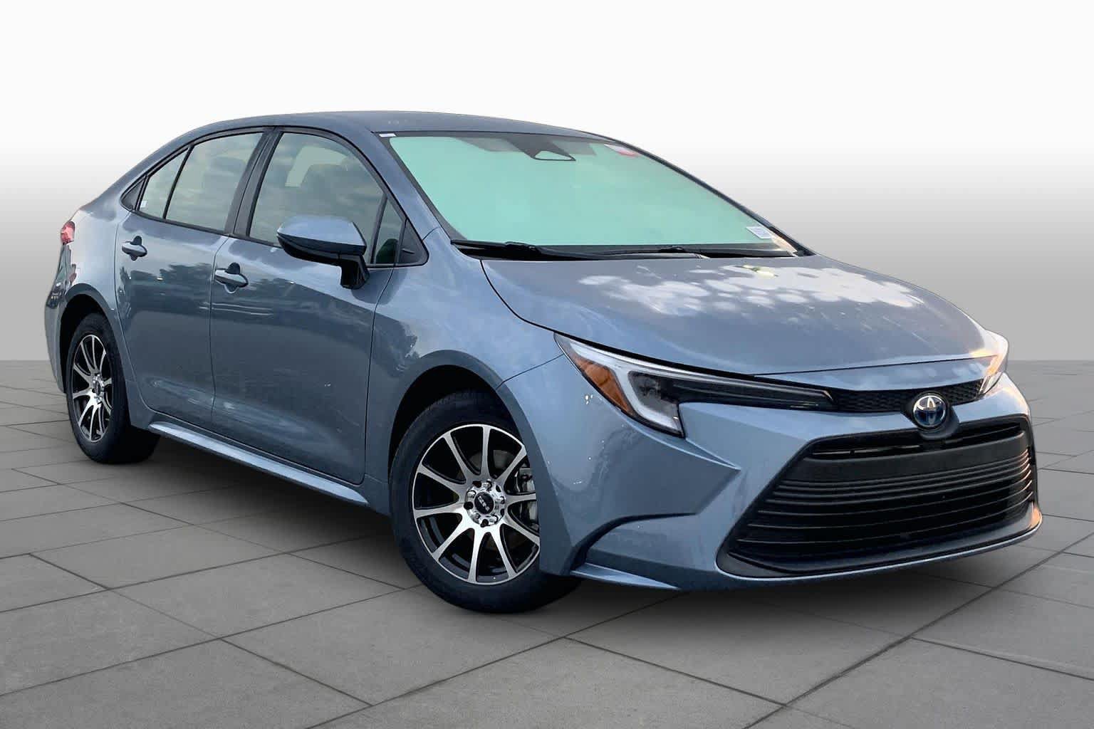 Used 2025 Toyota Corolla LE FWD image 3