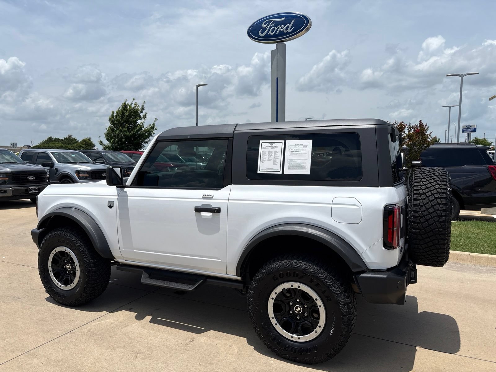Used 2023 Ford Bronco Big Bend w/ Sasquatch Package AWD/4WD image 3