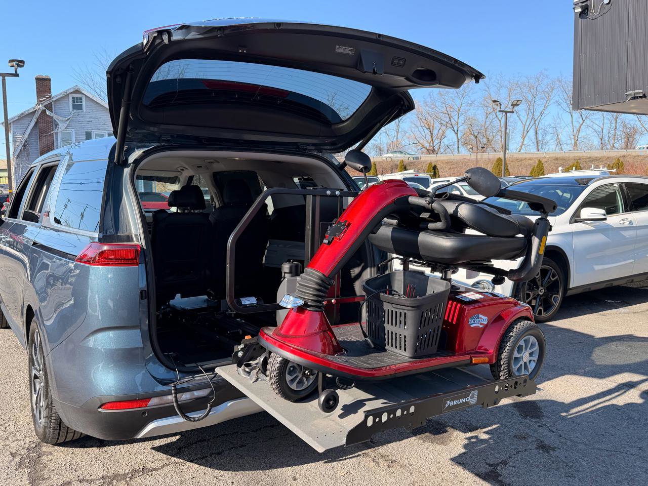 Used 2024 Kia Carnival EX image 23