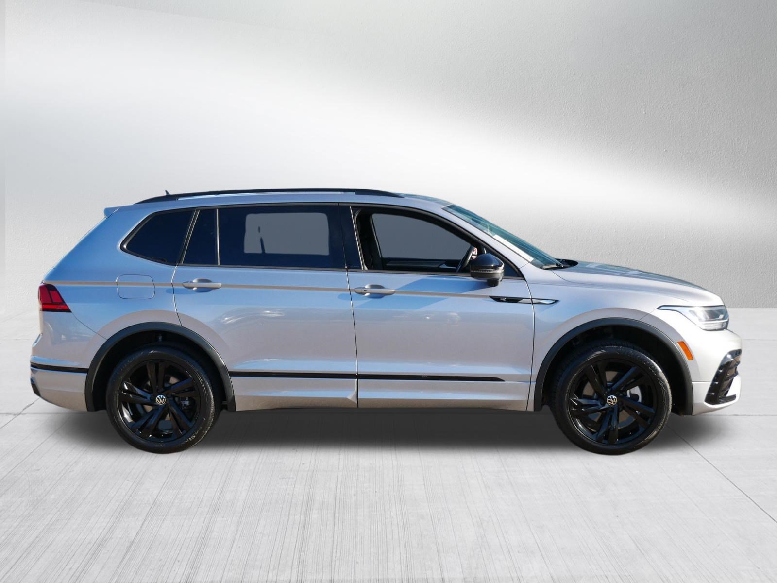 Certified 2024 Volkswagen Tiguan SE R-Line AWD/4WD image 8