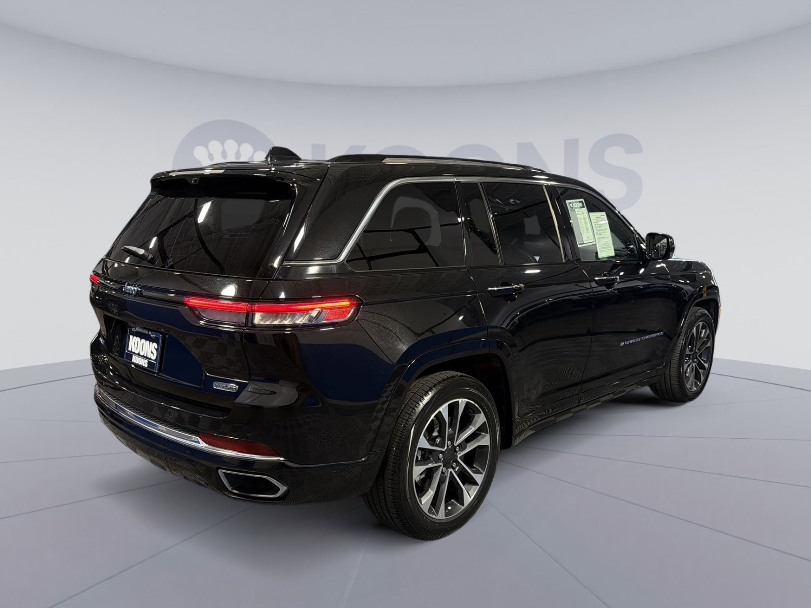 Used 2023 Jeep Grand Cherokee Overland w/ Luxury Tech Group IV AWD/4WD image 16