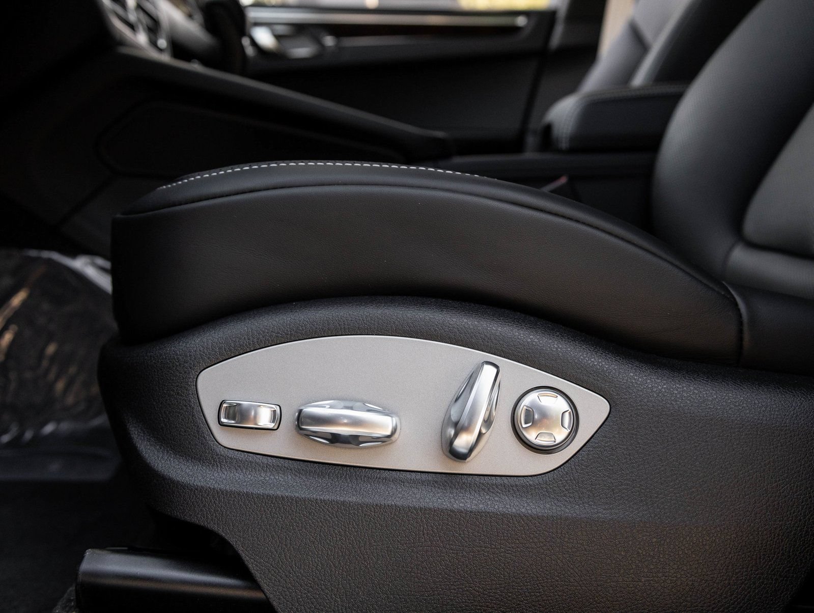 Certified 2026 Porsche Macan S AWD/4WD image 22