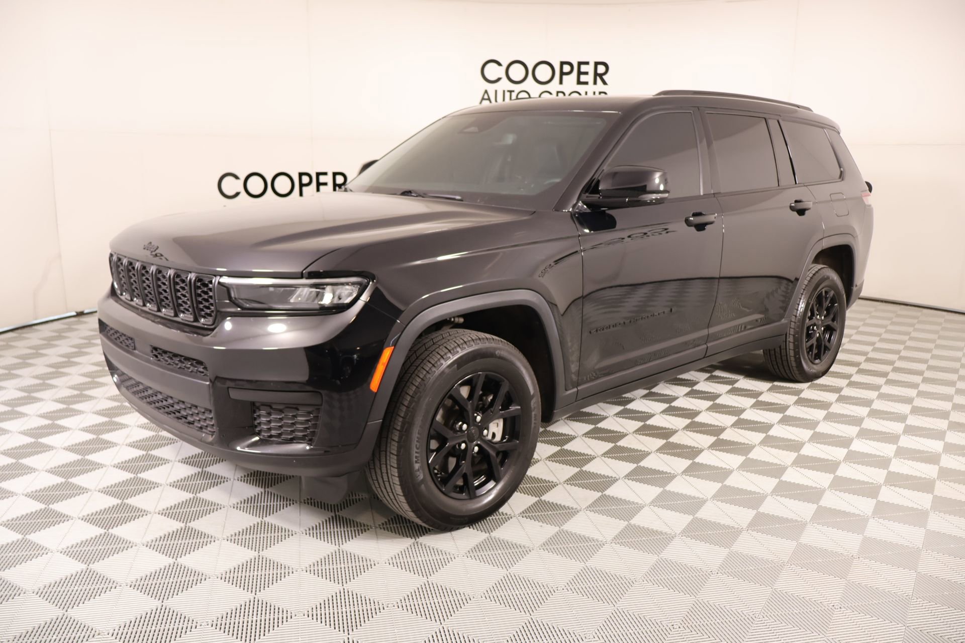 Used 2024 Jeep Grand Cherokee L Altitude RWD image 10