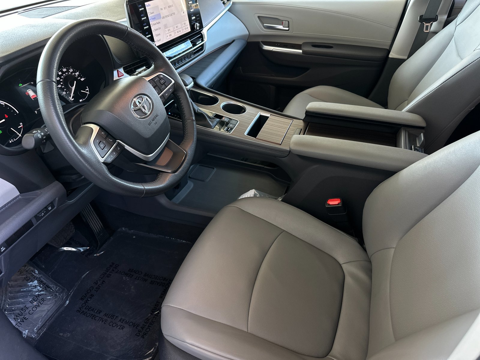 Used 2024 Toyota Sienna XLE w/ XLE Plus Package FWD image 9