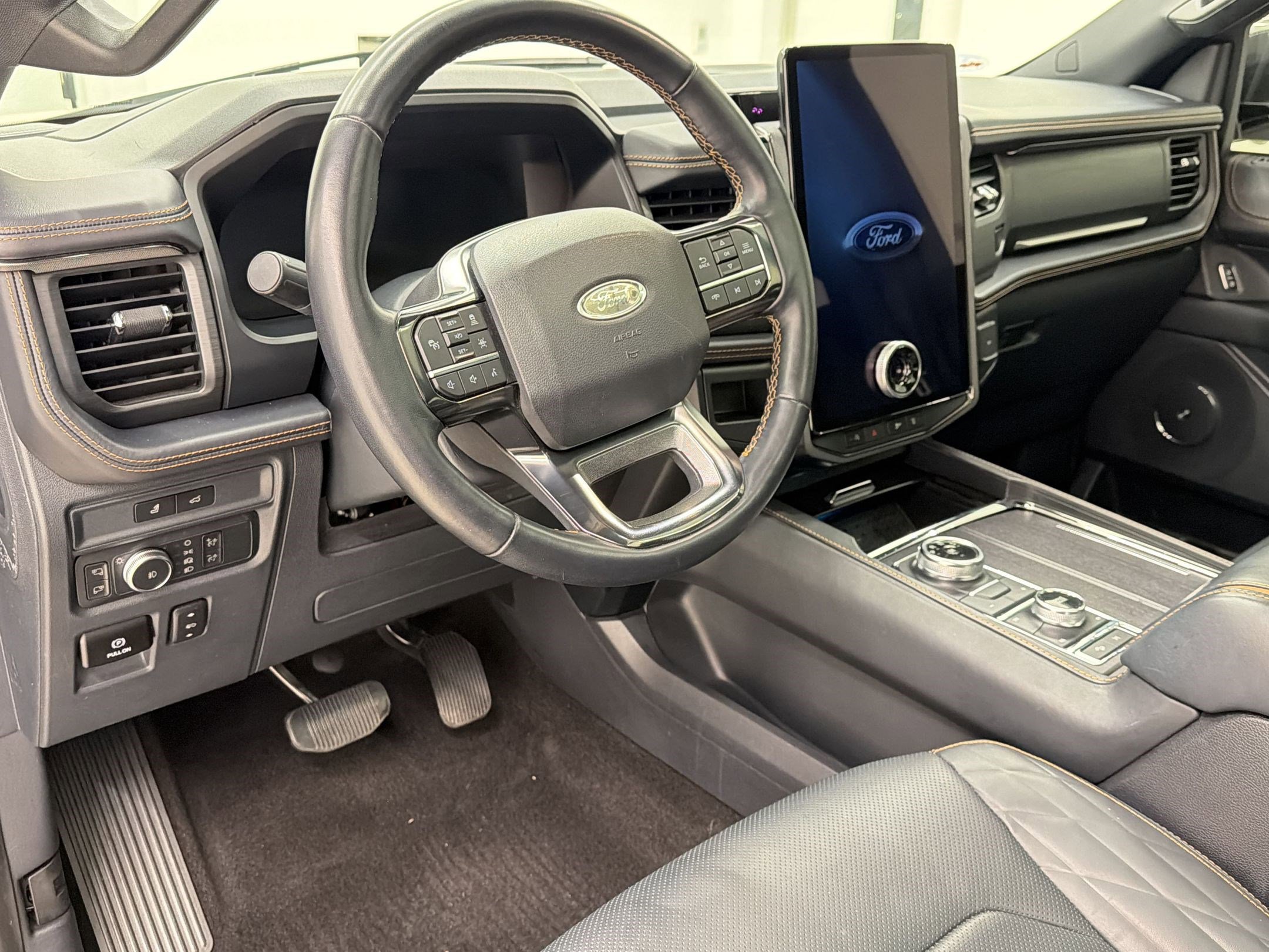 Used 2022 Ford Expedition Platinum image 4