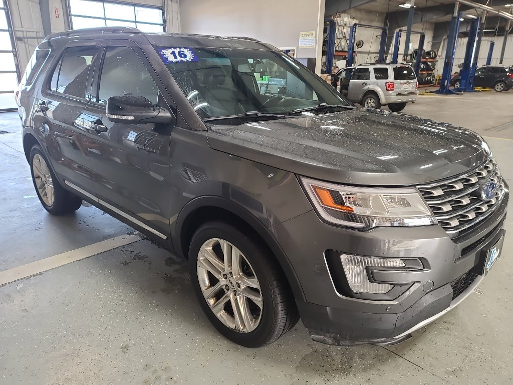 Used 2016 Ford Explorer XLT w/ Equipment Group 202A image 4