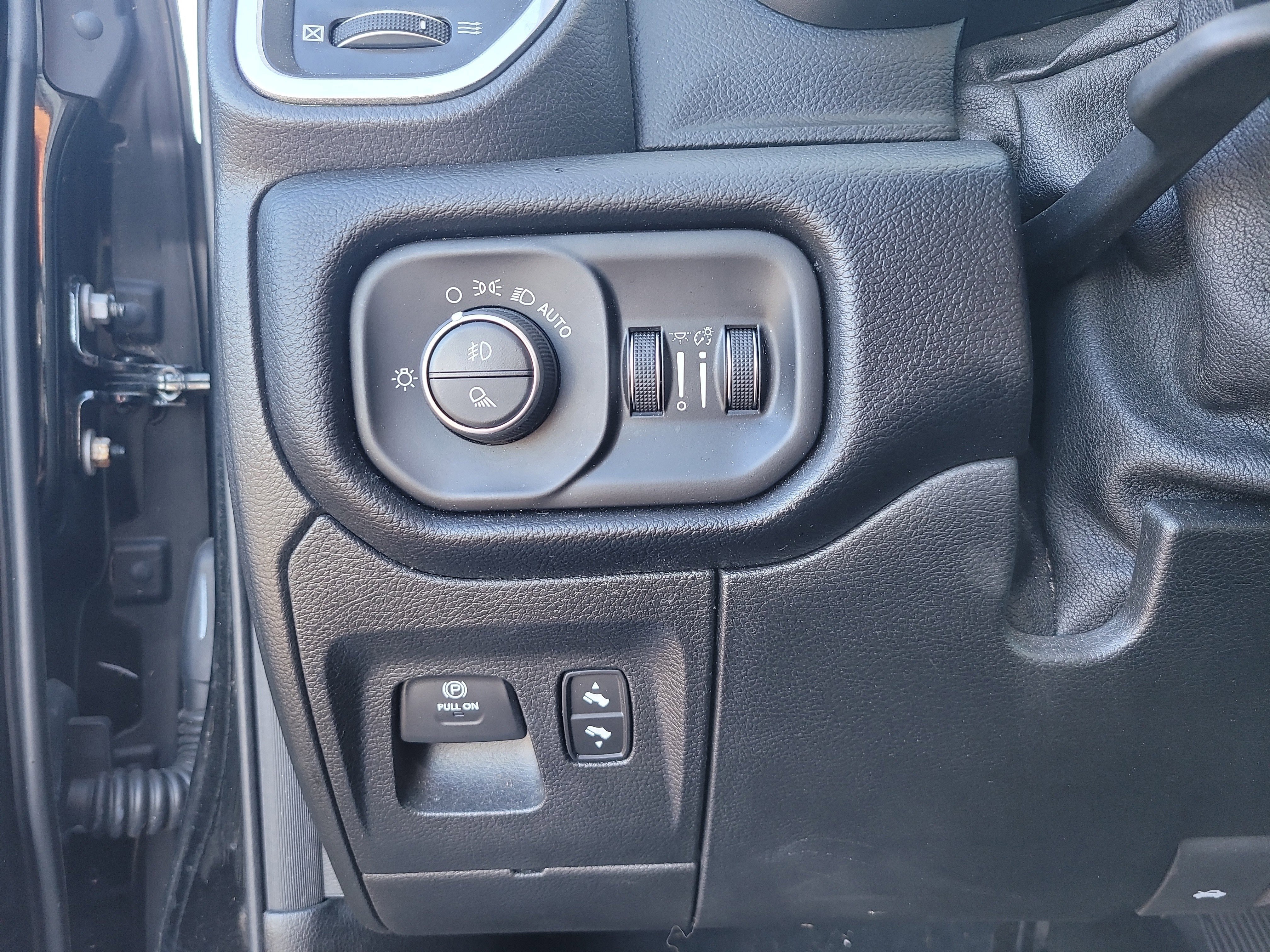 Used 2019 RAM 1500 Laramie image 32