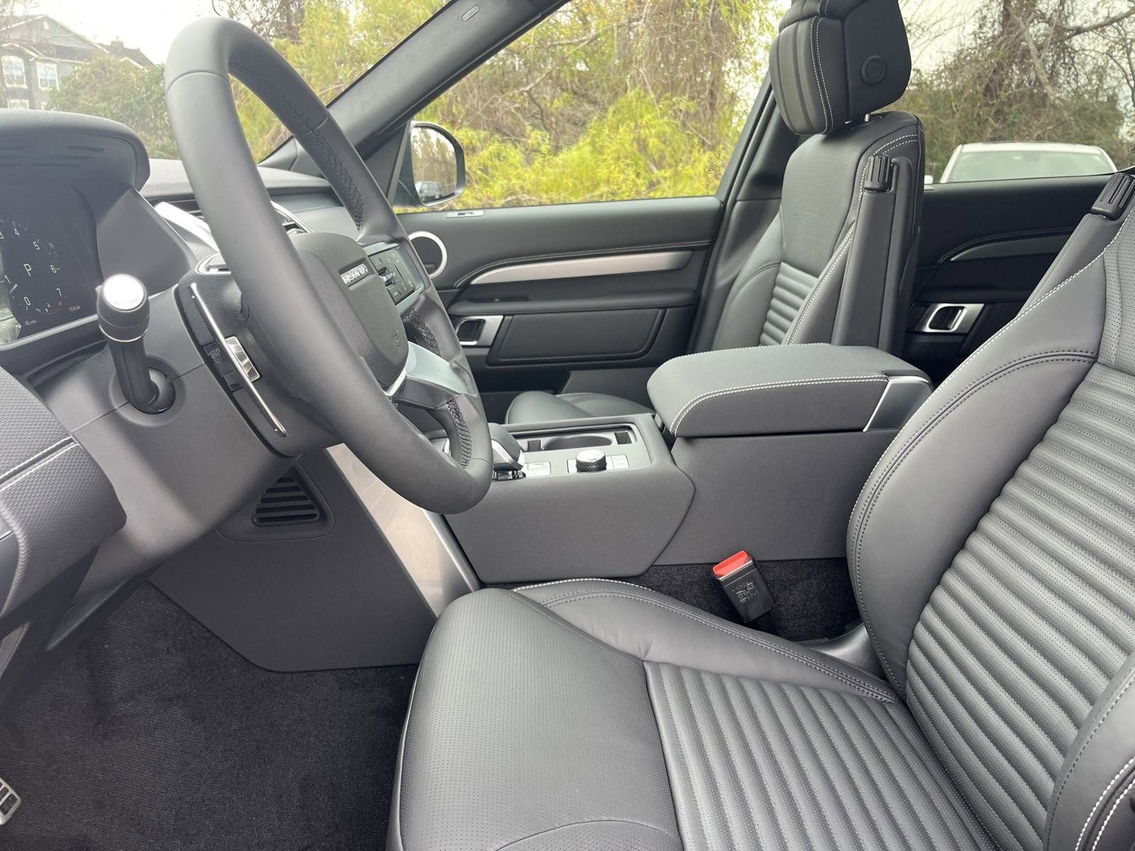 Used 2025 Land Rover Discovery Dynamic SE AWD/4WD image 4