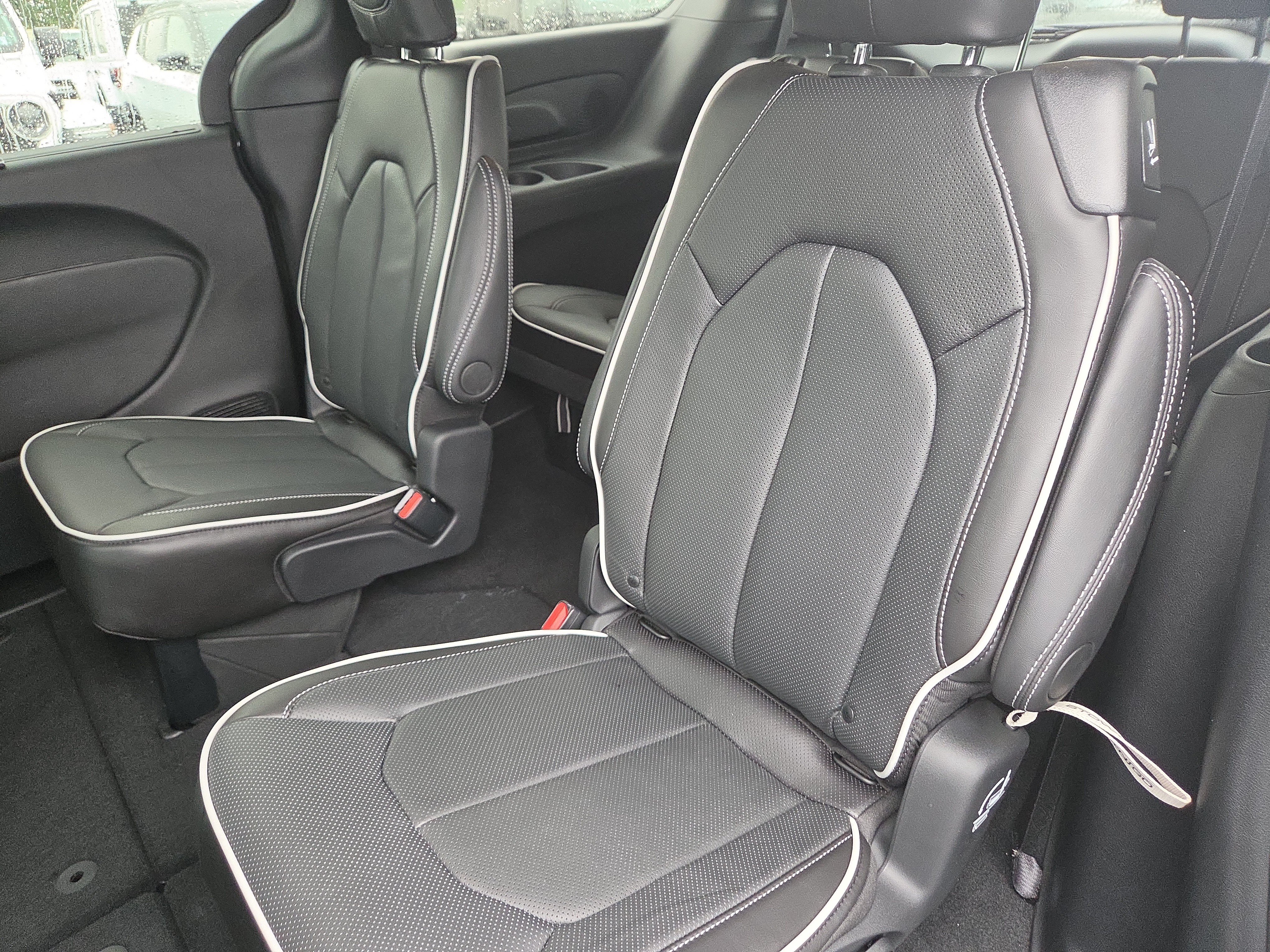 New 2027 Chrysler Pacifica Limited AWD/4WD image 9