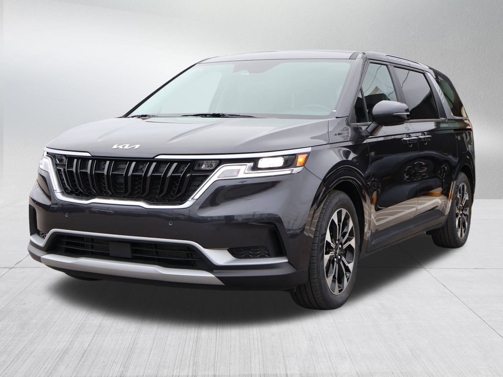 Used 2022 Kia Carnival EX image 3