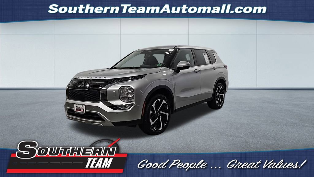 Used 2023 Mitsubishi Outlander SE image 1