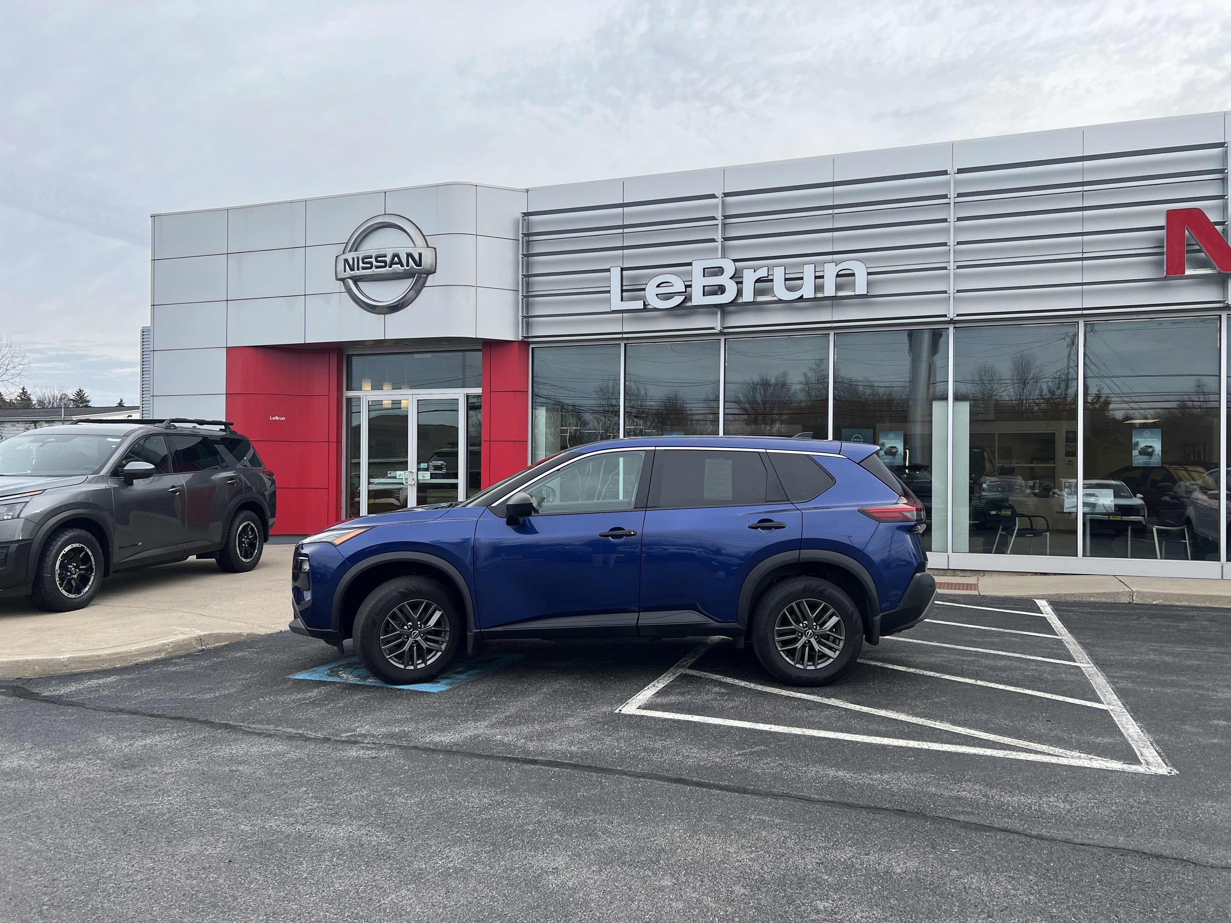 Used 2022 Nissan Rogue S image 2