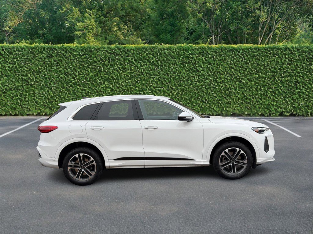 Used 2025 Audi Q5 Premium w/ Convenience Package image 2