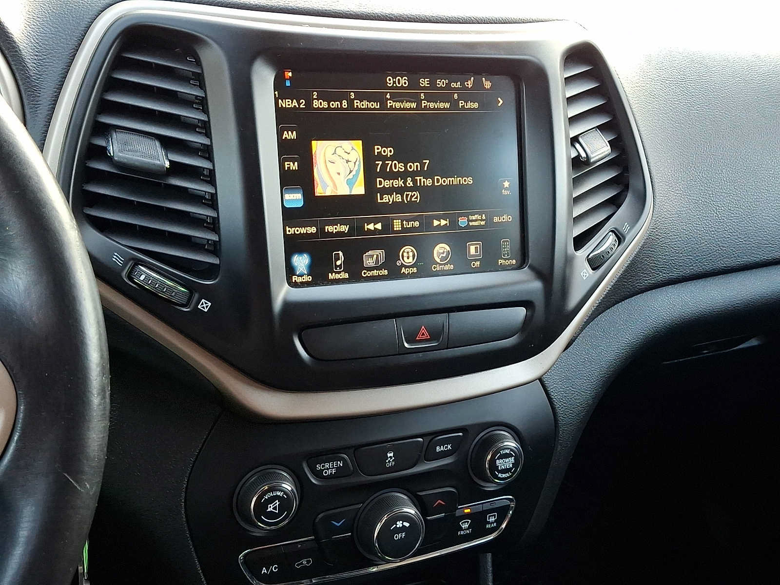 Used 2016 Jeep Cherokee Latitude AWD/4WD image 17