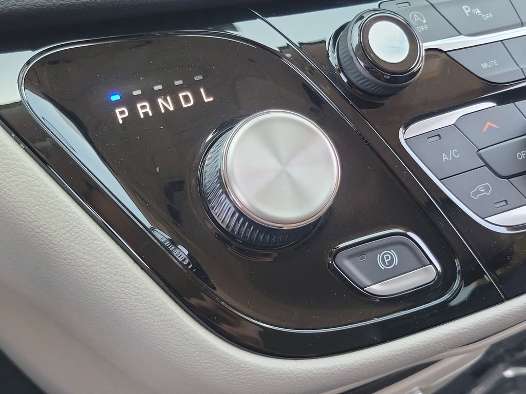 Used 2023 Chrysler Pacifica Touring-L FWD image 13