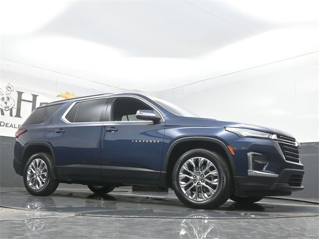 Used 2023 Chevrolet Traverse LT image 2