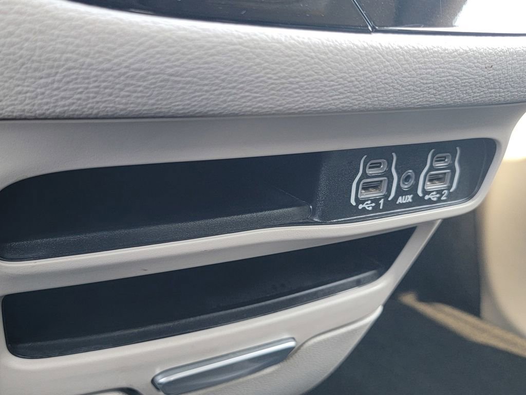 Certified 2023 Chrysler Pacifica Touring-L image 39