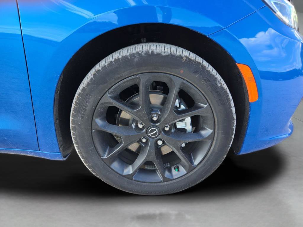 New 2026 Chrysler Pacifica Select FWD image 32