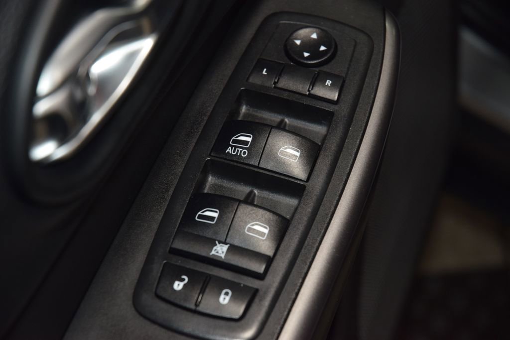 Used 2019 Jeep Cherokee Latitude w/ Cold Weather Group image 42