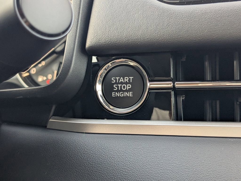 New 2025 Mitsubishi Outlander SE image 30