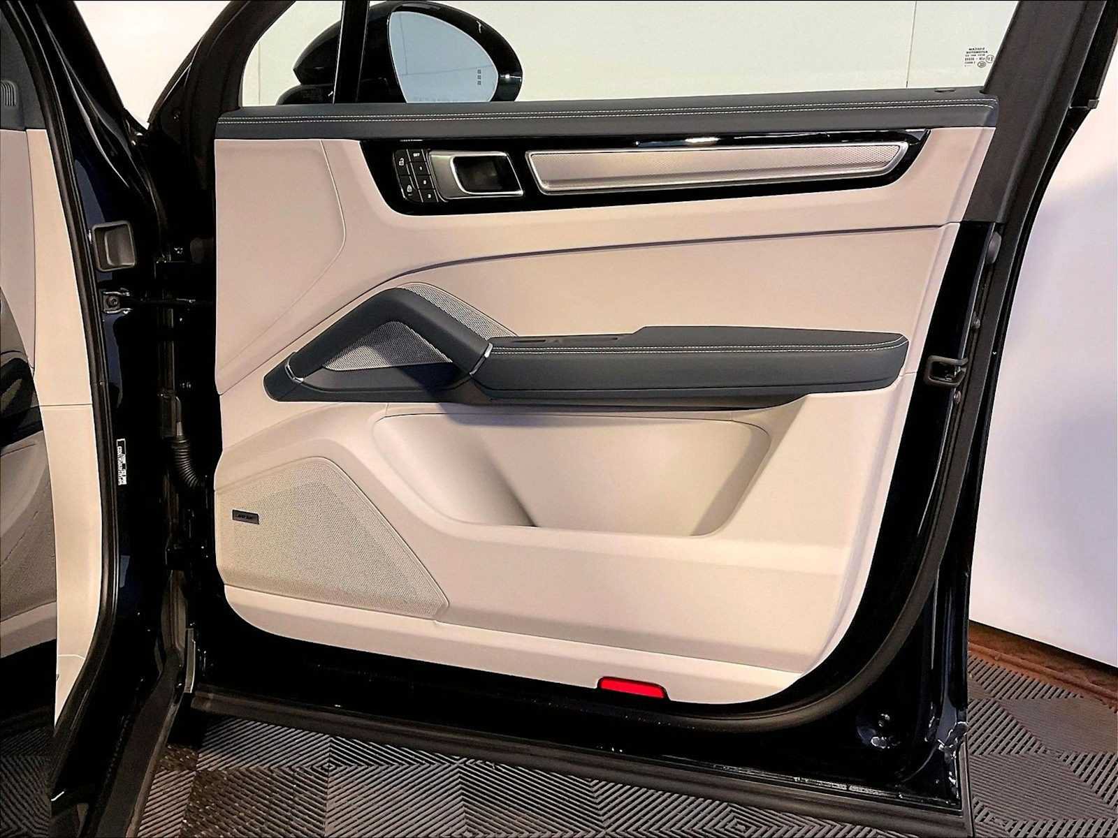 Certified 2023 Porsche Cayenne AWD/4WD image 26