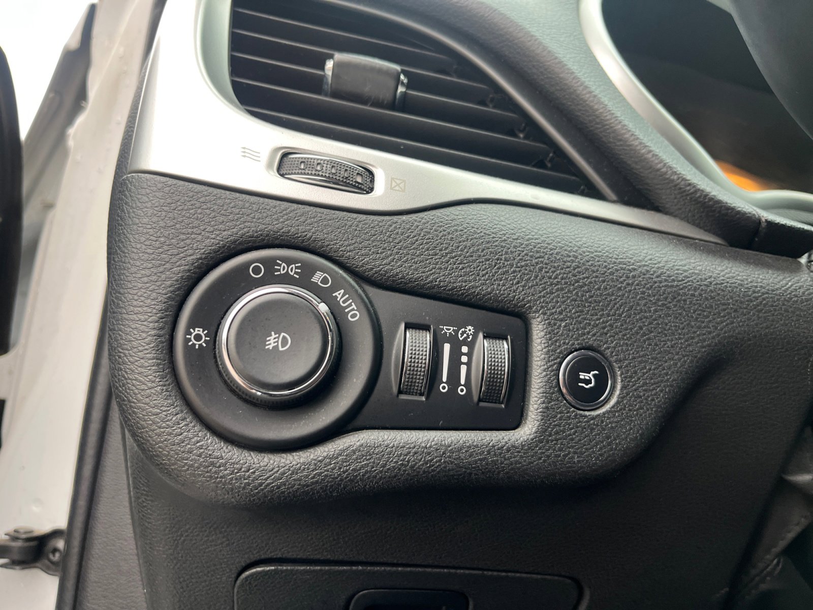 Used 2016 Jeep Cherokee Trailhawk w/ Comfort/Convenience Group image 13