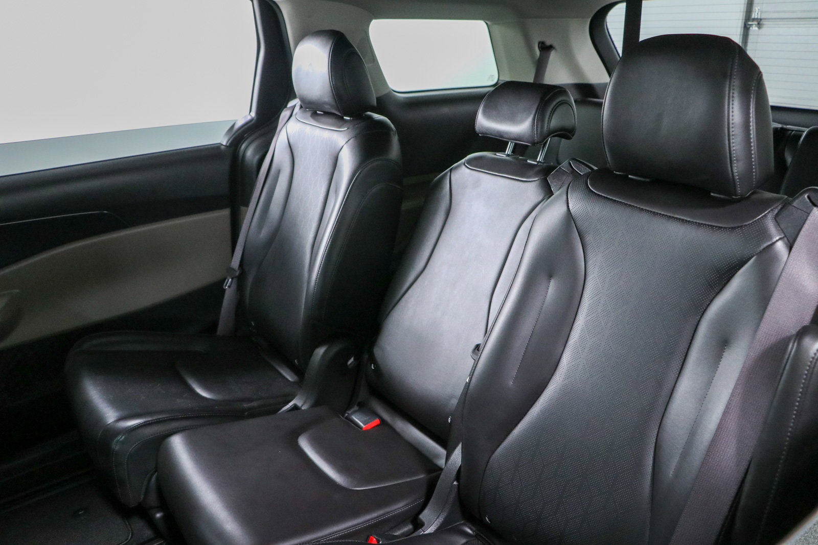 Used 2025 Kia Carnival FWD image 25