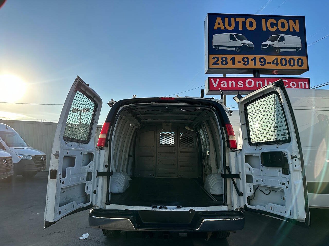 Used 2014 Chevrolet Express 2500 RWD image 11