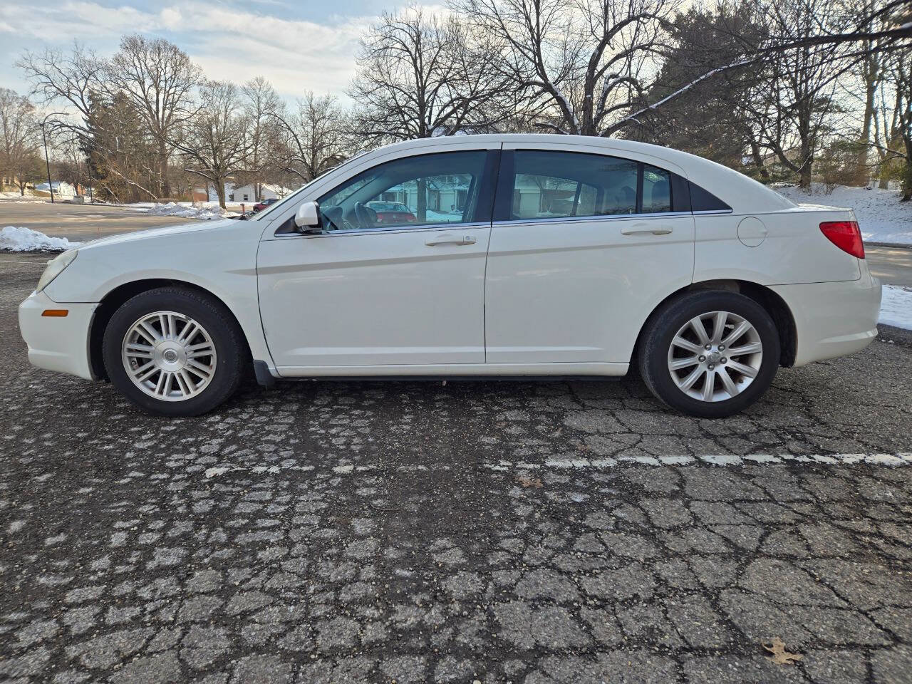 Used 2010 Chrysler Sebring Limited image 4