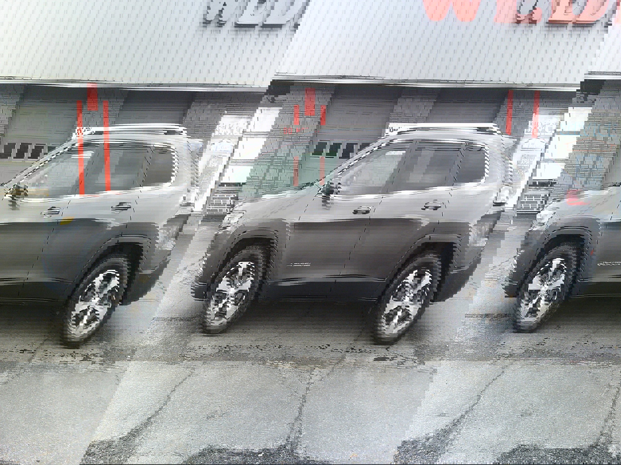 Used 2019 Jeep Cherokee Limited w/ Luxury Group image 2