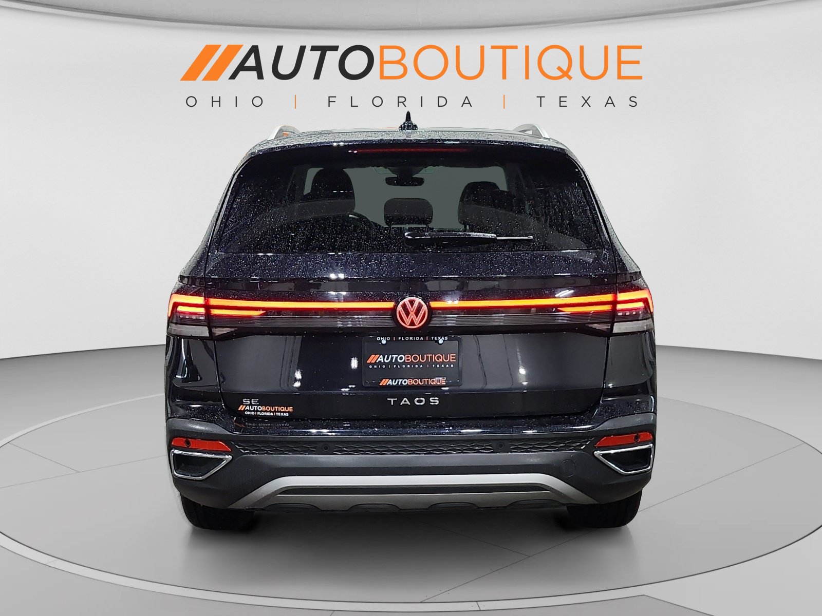 Used 2025 Volkswagen Taos SE w/ Panoramic Sunroof Package FWD image 4