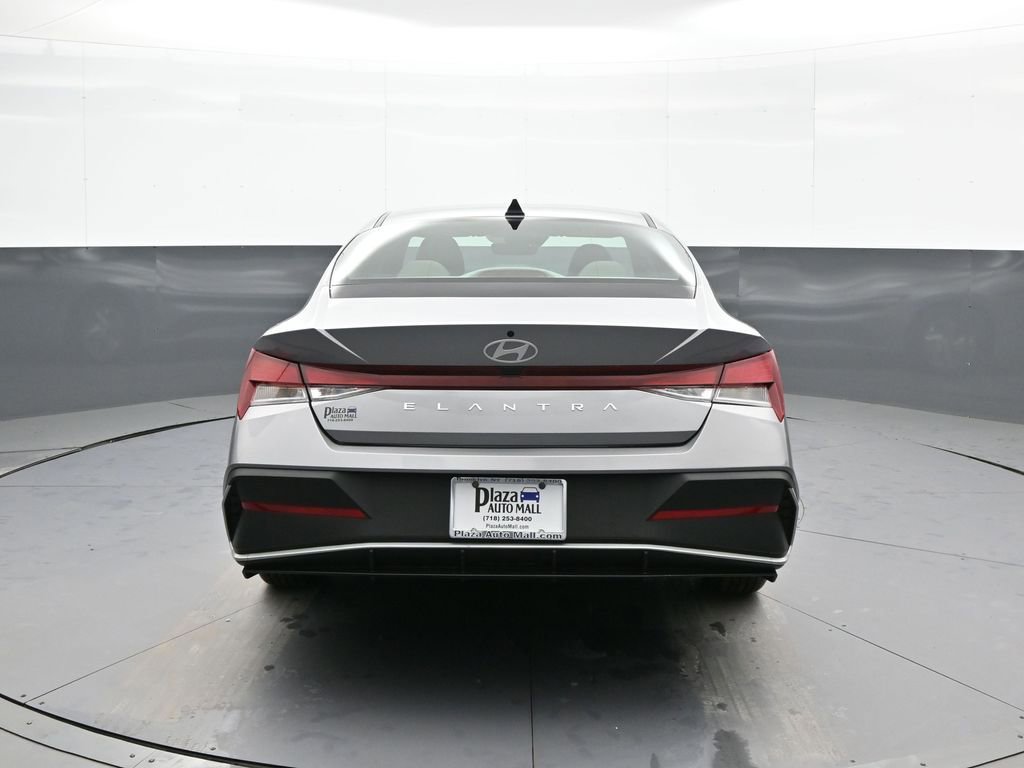 Certified 2025 Hyundai Elantra SE image 7