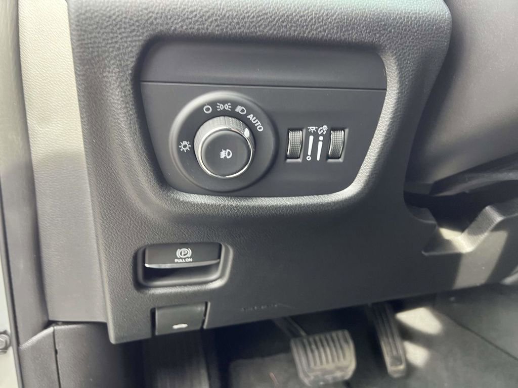 Used 2025 Jeep Grand Cherokee L Limited image 23