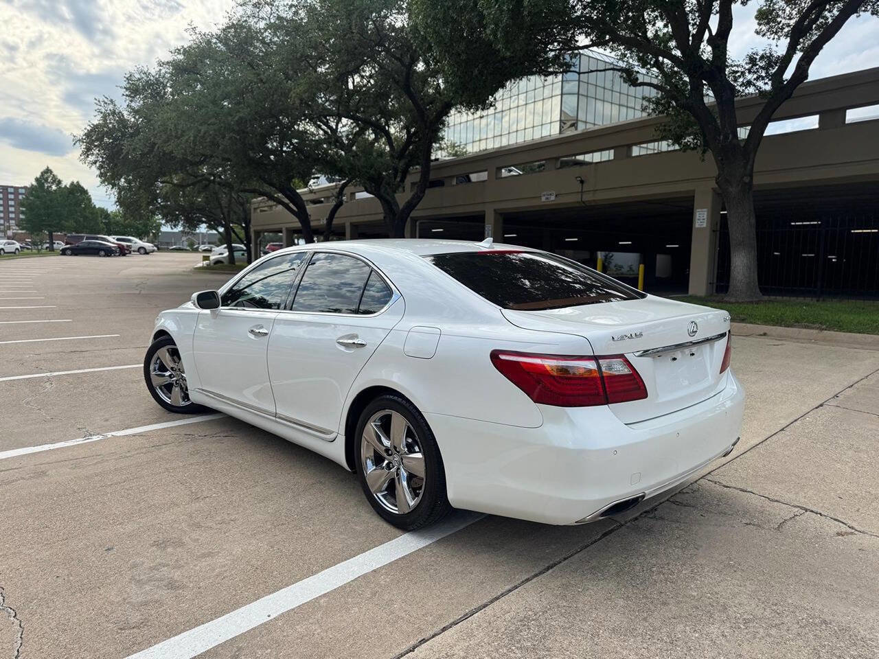 Used 2011 Lexus LS 460 w/ Comfort Pkg RWD image 4
