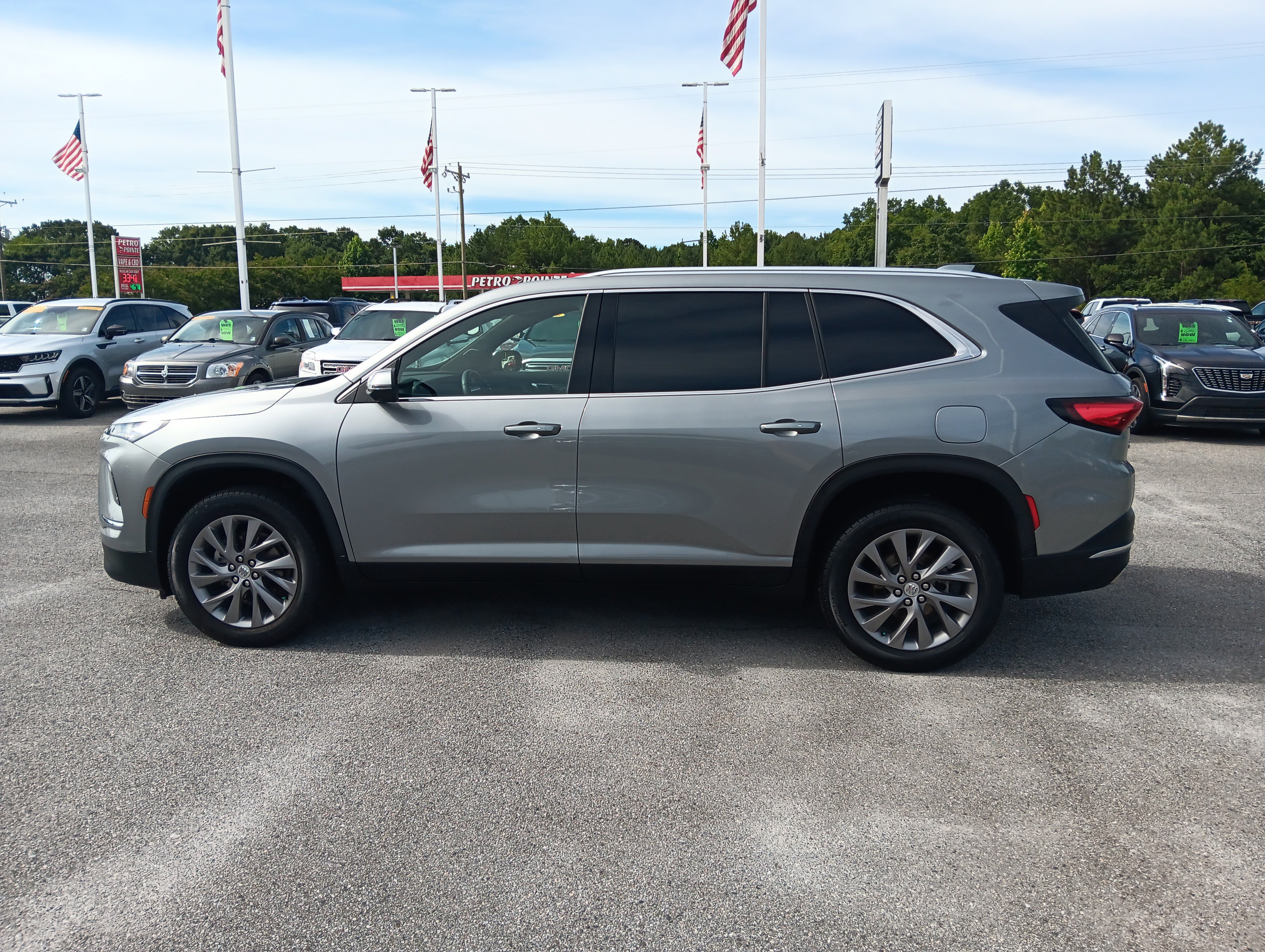 Used 2025 Buick Enclave Preferred AWD/4WD image 3