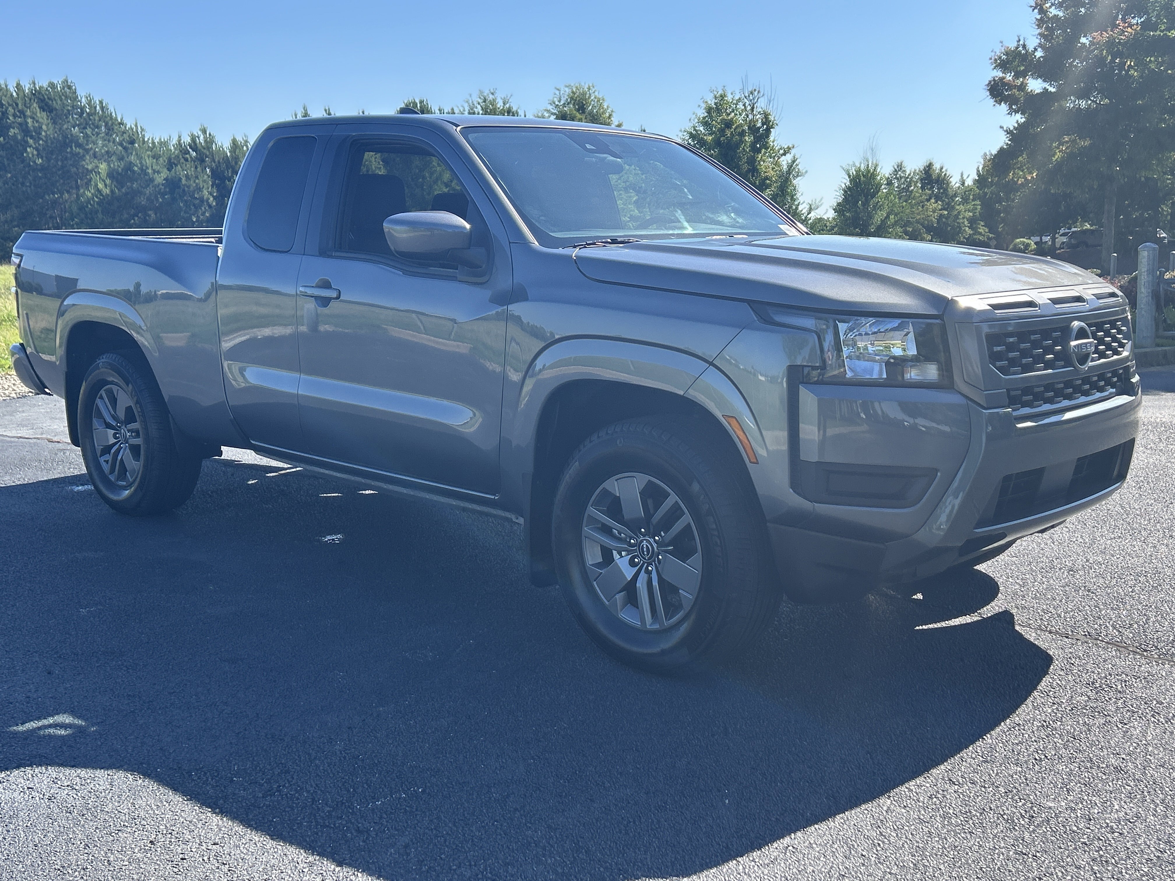 Used 2025 Nissan Frontier SV RWD image 2