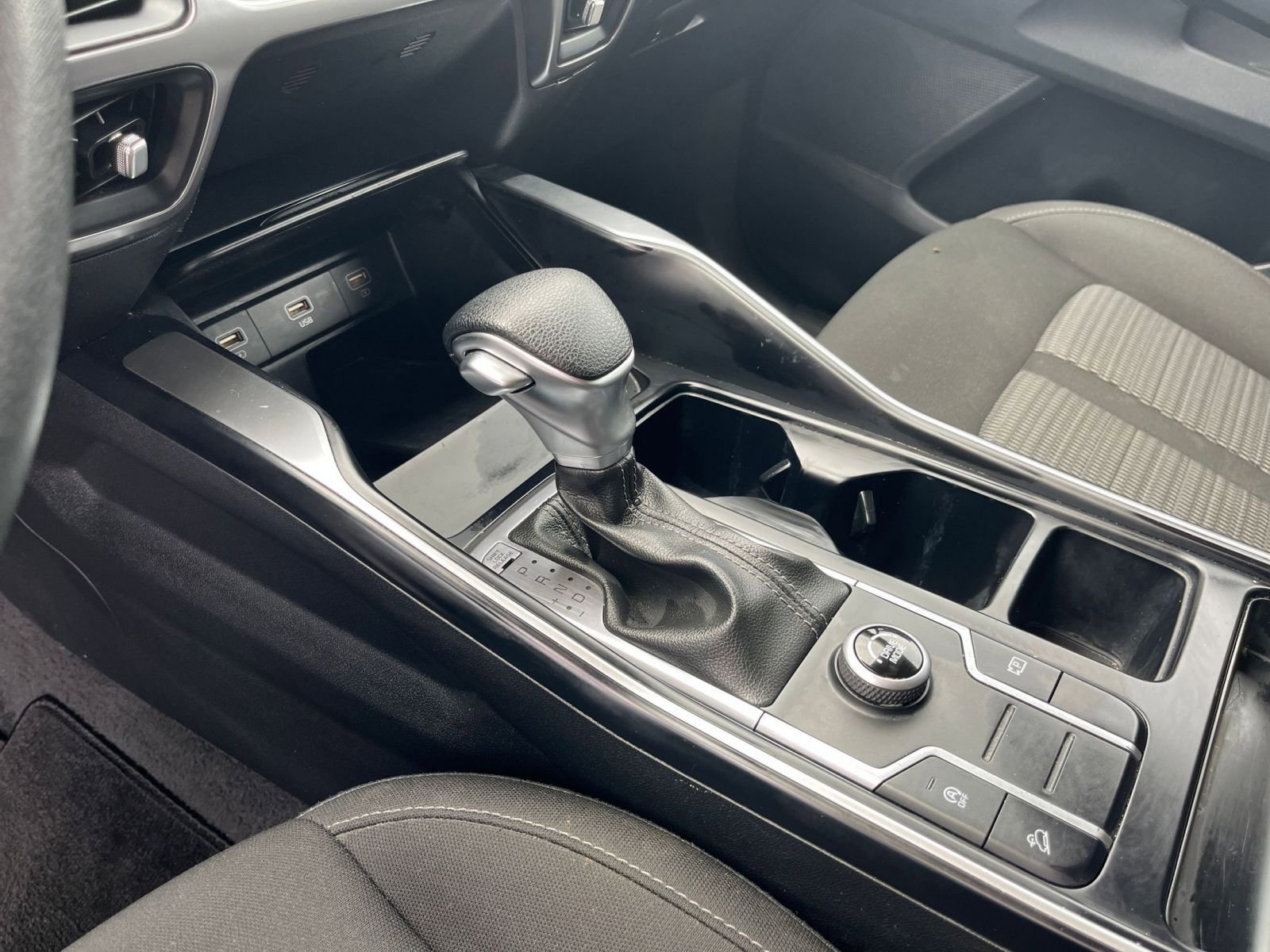 Used 2023 Kia Sorento LX image 42