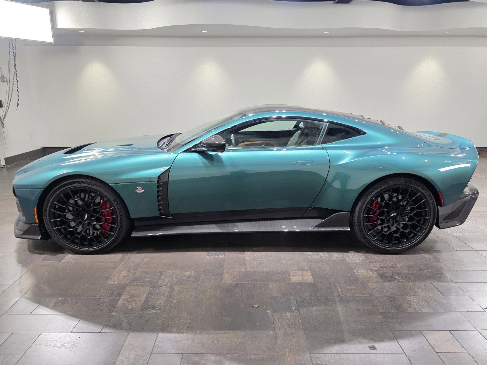 Used 2024 Aston Martin Valour RWD image 18