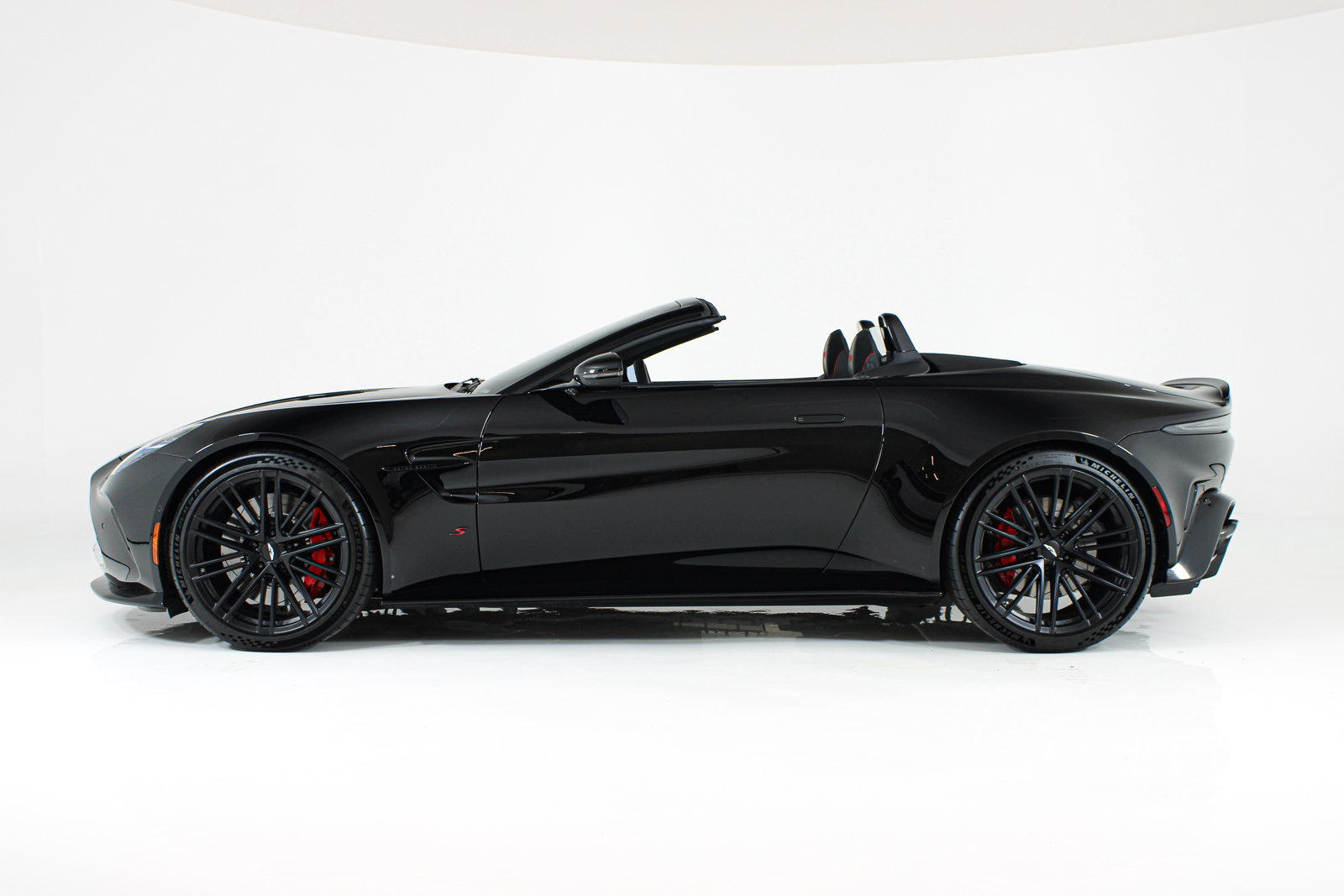 Used 2026 Aston Martin V8 Vantage S RWD image 2