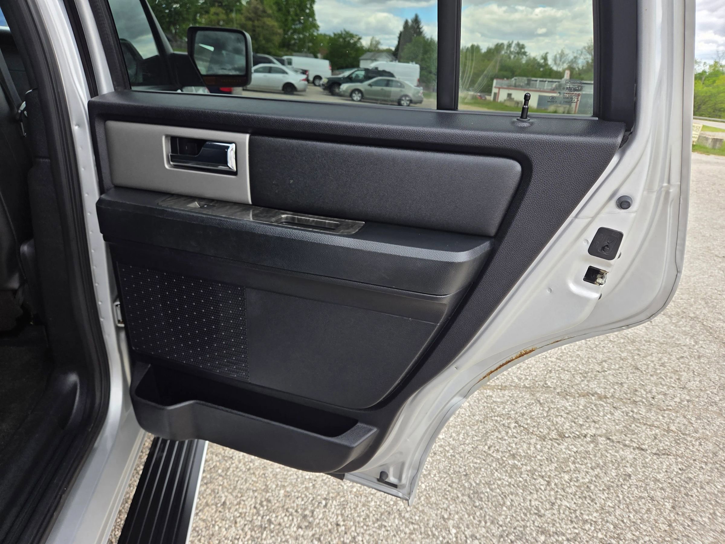 Used 2017 Ford Expedition Limited w/ Equipment Group 301A AWD/4WD image 16