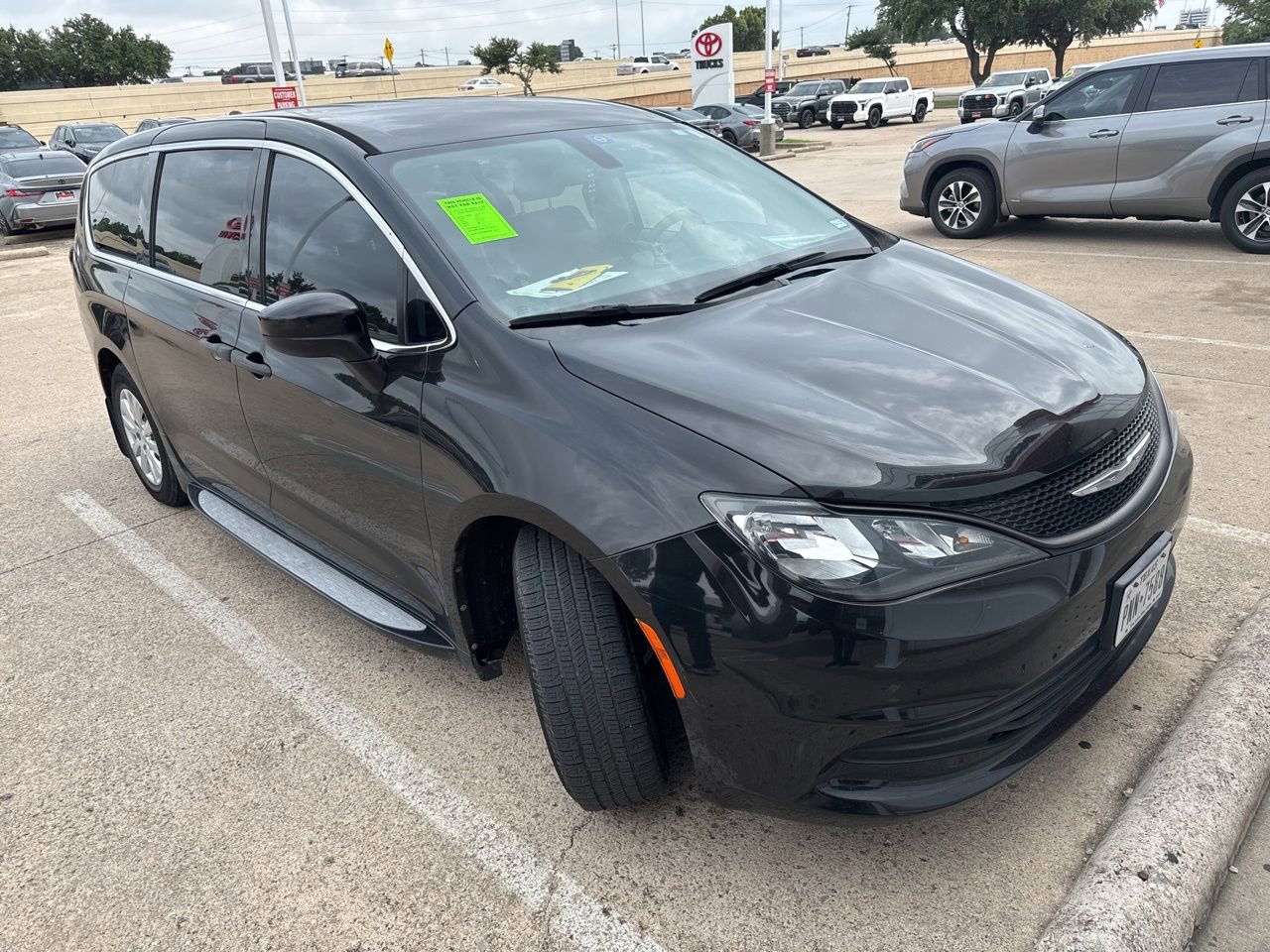 Used 2018 Chrysler Pacifica L FWD image 2