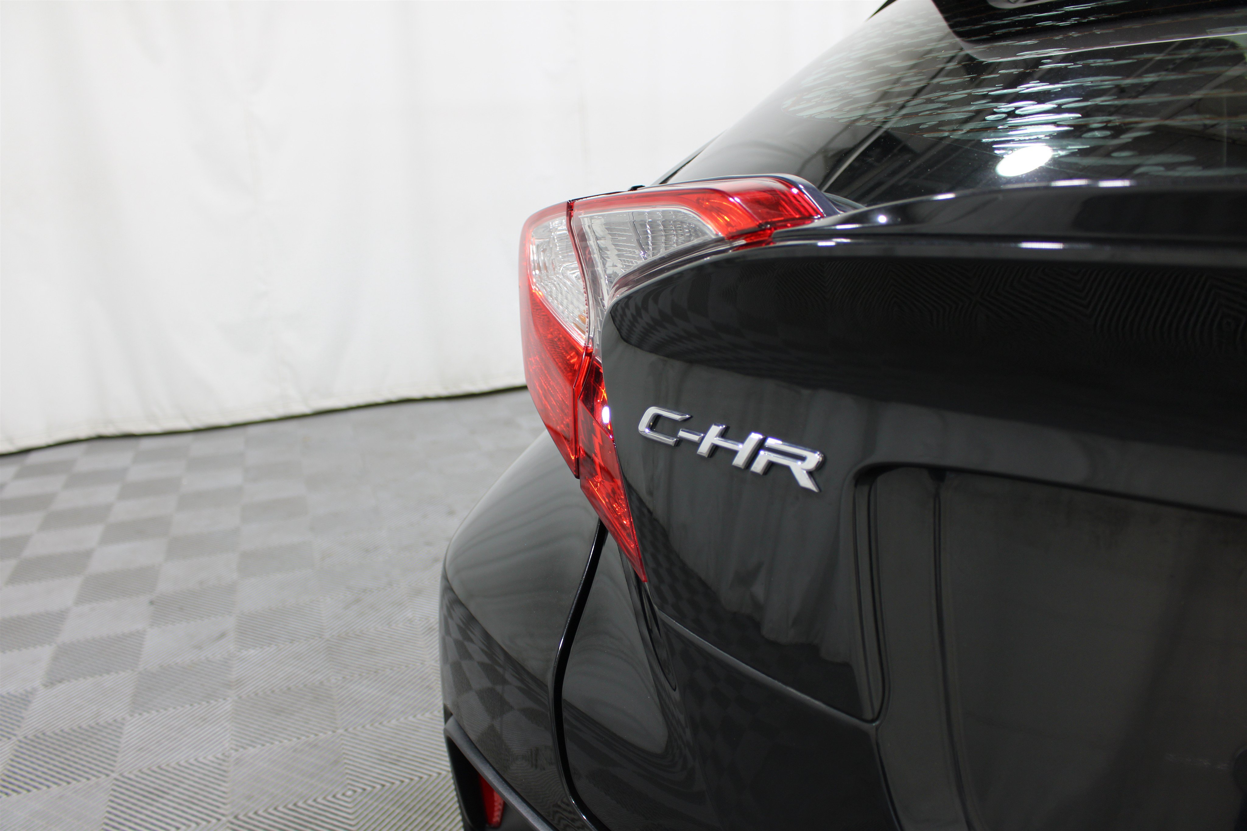 Used 2019 Toyota C-HR XLE FWD image 27