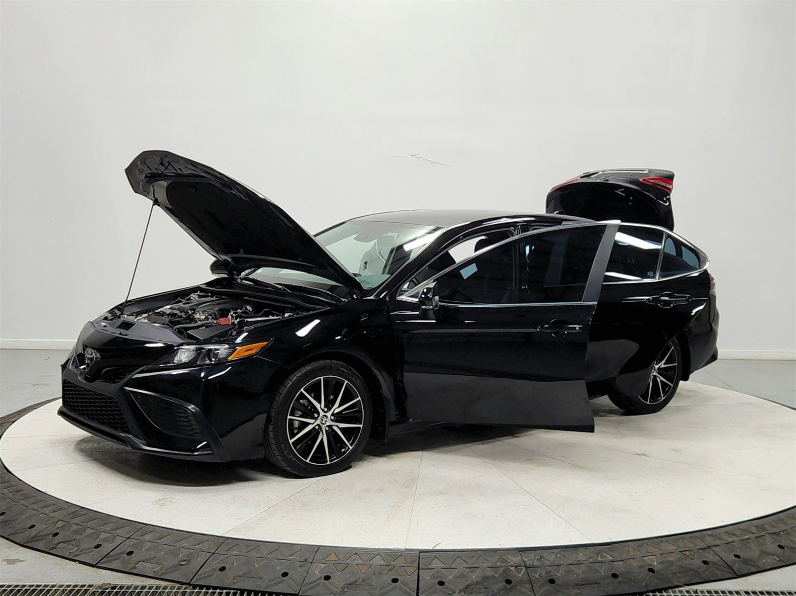 Used 2023 Toyota Camry SE image 11