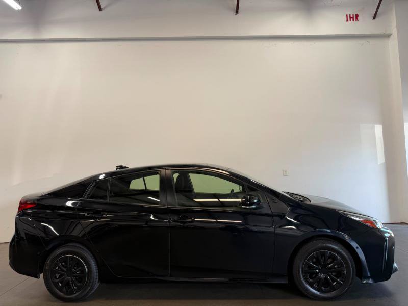 Used 2022 Toyota Prius LE FWD image 2