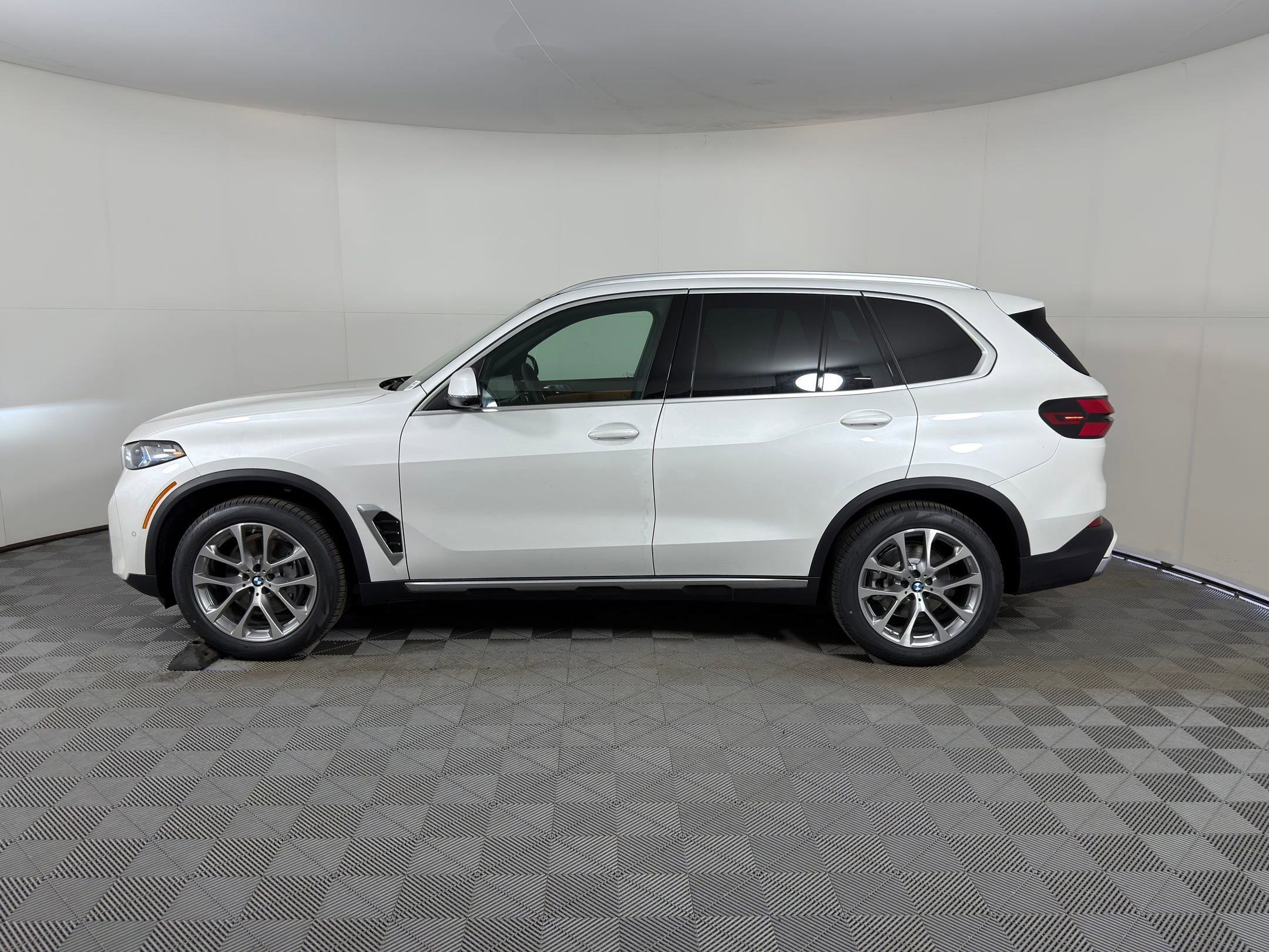 Used 2026 BMW X5 sDrive40i w/ Premium Package RWD image 2